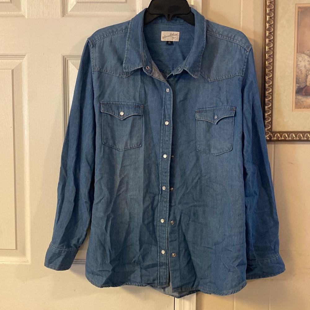 Blue Jean shirt. Snap buttons. Used Good Condition Sz XXL